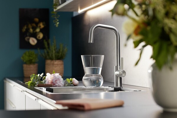 Jandora-S mit verdecktem, herausziehbarem Schlauch-Auslauf