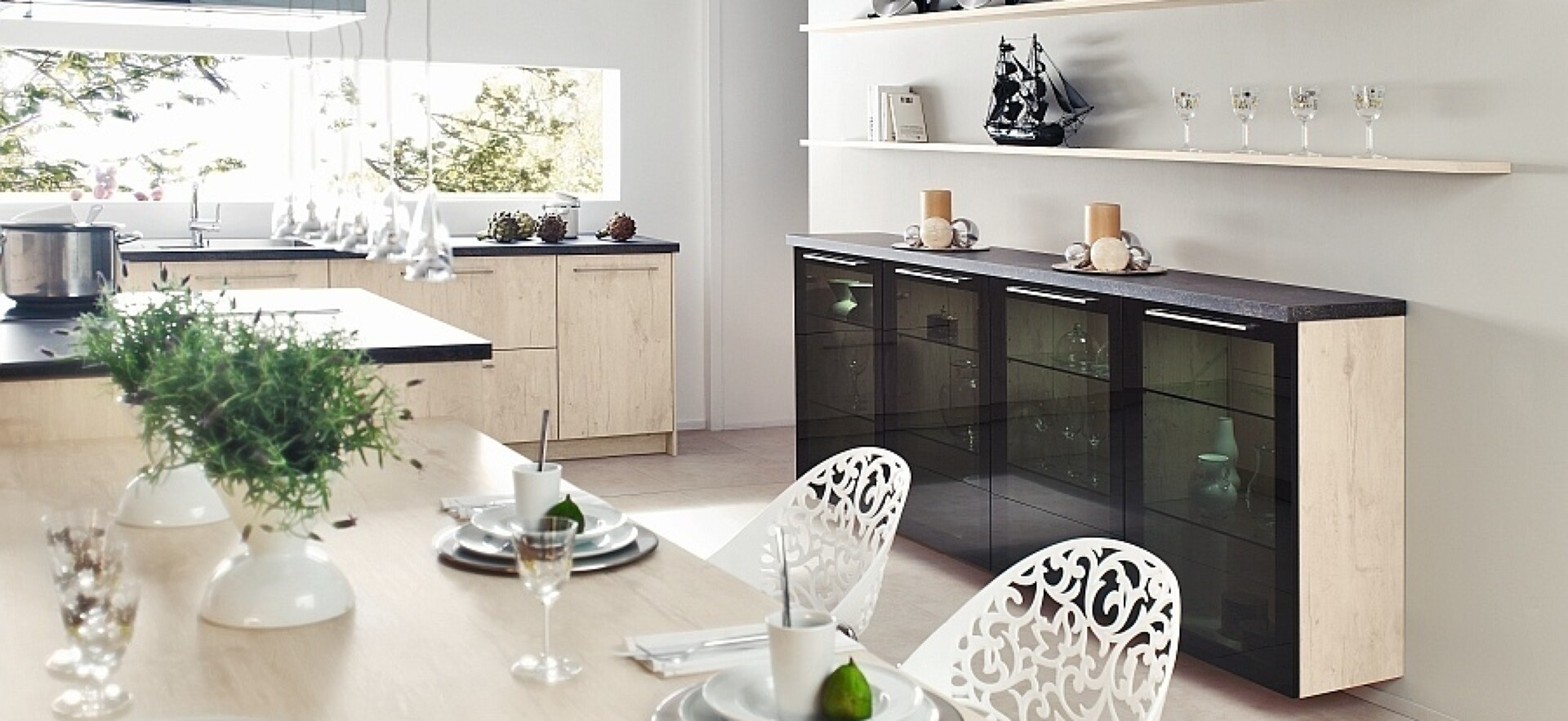 Diese helle moderne Wohnküche (Ballerina) kontrastiert toll mit dem schwebenden Highboard-Glasvitrinenschrank